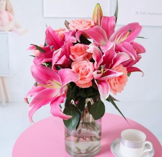 云南玫瑰百合鲜花拍菜鸟图库片