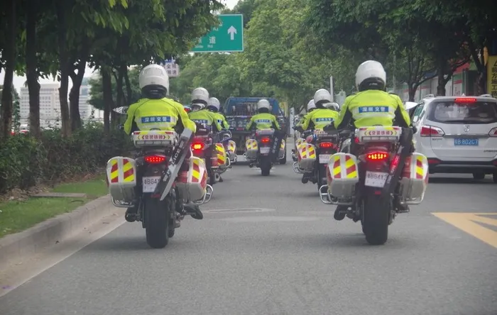 巡逻交警图片