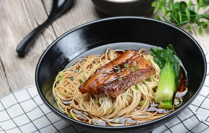焖肉面图片