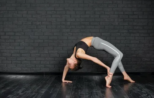 女子瑜伽锻炼摄影图片