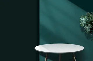 深绿色圆桌绿植光影背景图片