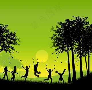 在森林玩耍的儿童剪影图片