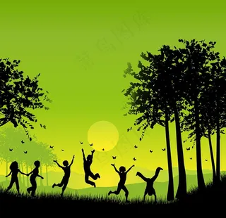 在森林玩耍的儿童剪影图片