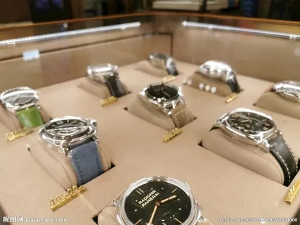 展柜里的手表图片 展柜里的手表图片