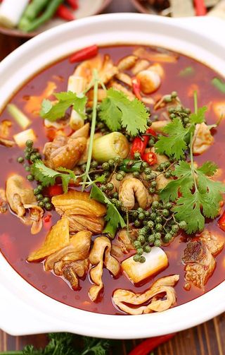 砂锅肥肠鸡图片