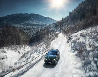 冬日的车子图片