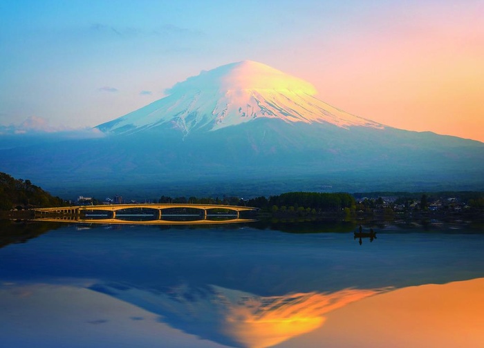 富士山下的湖泊桥梁图片