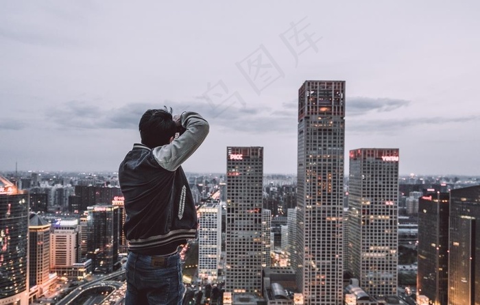 高端俯拍城市的男生背影图片