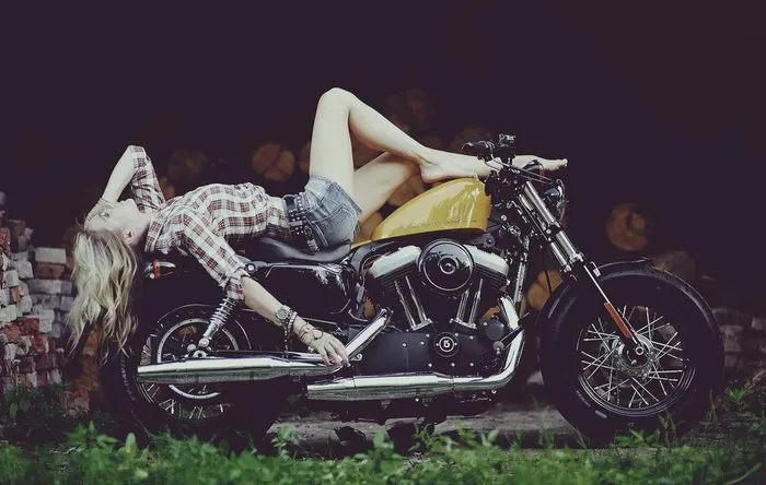 躺在摩托车上的美女图片