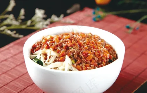 炸酱面图片 炸酱面图片