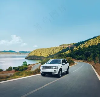 行驶在海边公路上的汽车图片 行驶在海边公路上的汽车图片