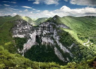 雄壮的大石围天坑图片