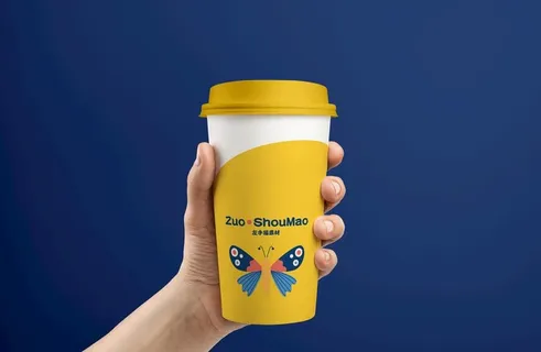 手持杯子样机 psd格式图片