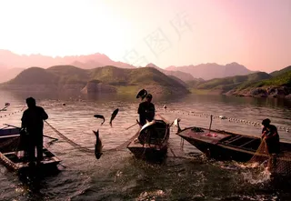 日落捕鱼图片