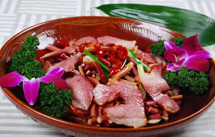 西蕨菜炒腊肉图片