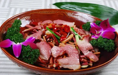 西蕨菜炒腊肉图片 西蕨菜炒腊肉图片