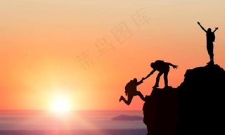 高清夕阳下的登山者图片