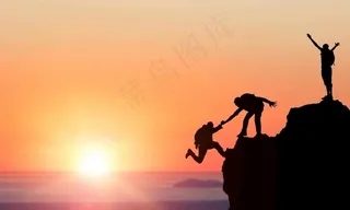 高清夕阳下的登山者图片