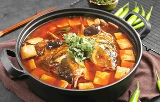 铁锅豆腐炖鱼头图片