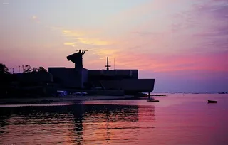 威海夜景——邓世昌图片