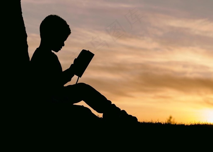 阅读男孩侧影图片