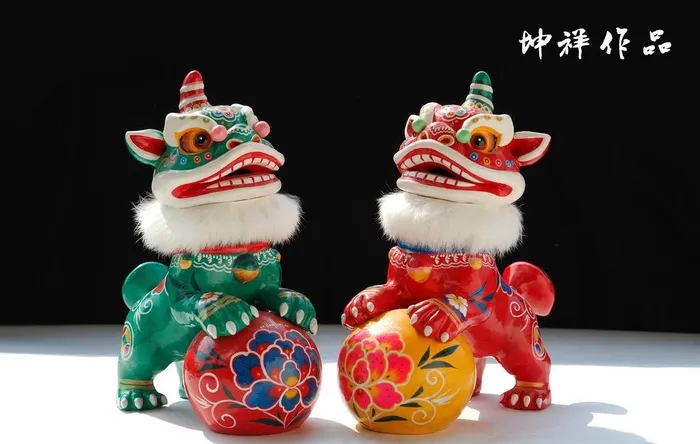泥彩塑狮子图片
