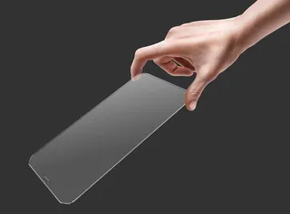 单只手拿着钢化膜图片