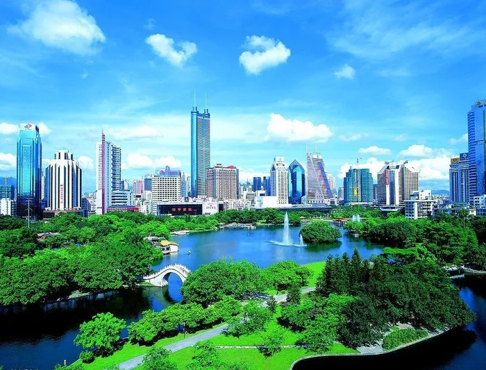 深圳地王大厦及荔枝公园全景图片