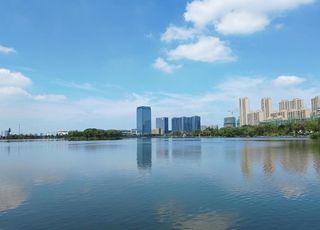 湿地湖边建筑CBD图片