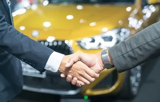 商务汽车金融合作握手图片