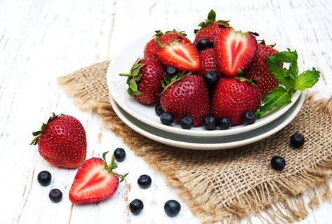 草莓水果盘子餐桌背景海报素材图片 草莓水果盘子餐桌背景海报素材图片