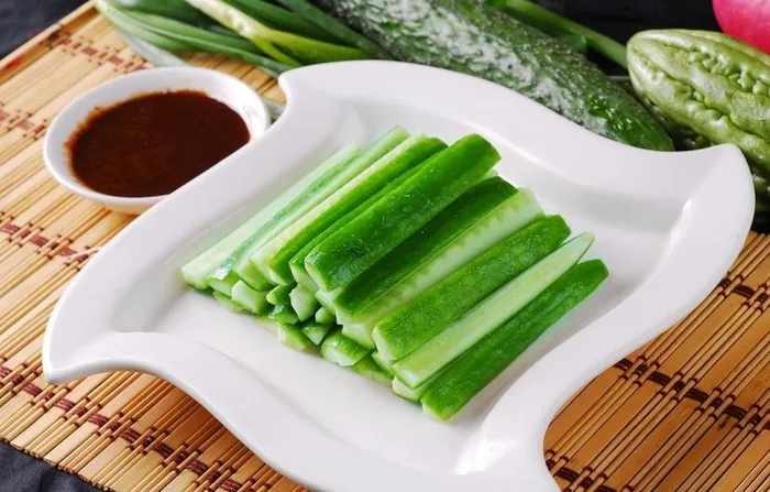 黄瓜蘸酱图片