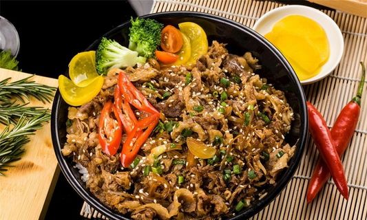 招牌肥牛肉饭图片