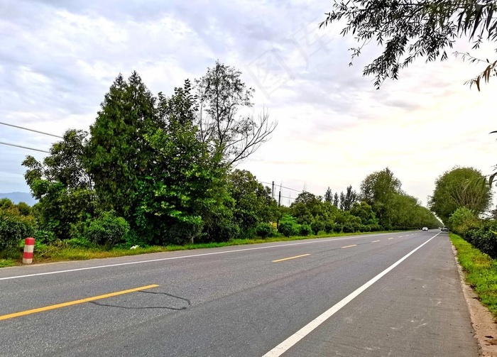 美丽的乡村道路风景图片