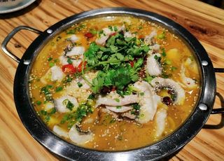 酸菜鱼火锅 图片