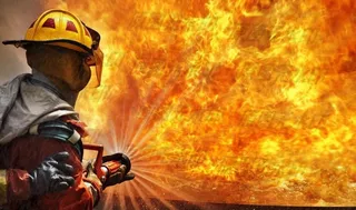 消防战士灭火插画图片