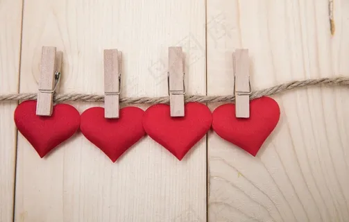 夹子与四颗小红心图片