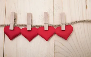 夹子与四颗小红心图片