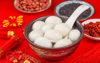 勺子里的汤圆图片