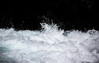 溅起的水花图片