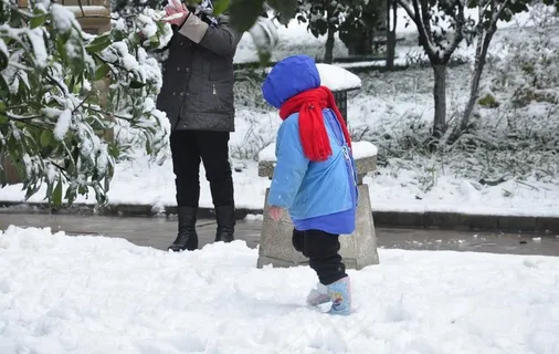 雪地里的孩子图片