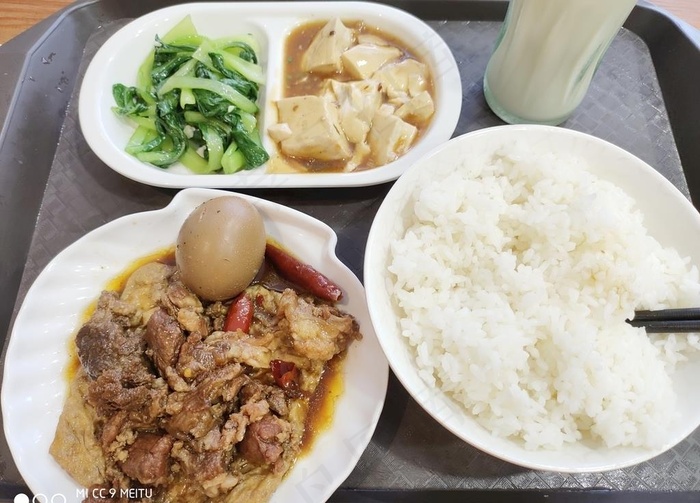 牛腩套餐饭图片