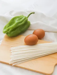 鸡蛋、挂面和青椒摄影图图片