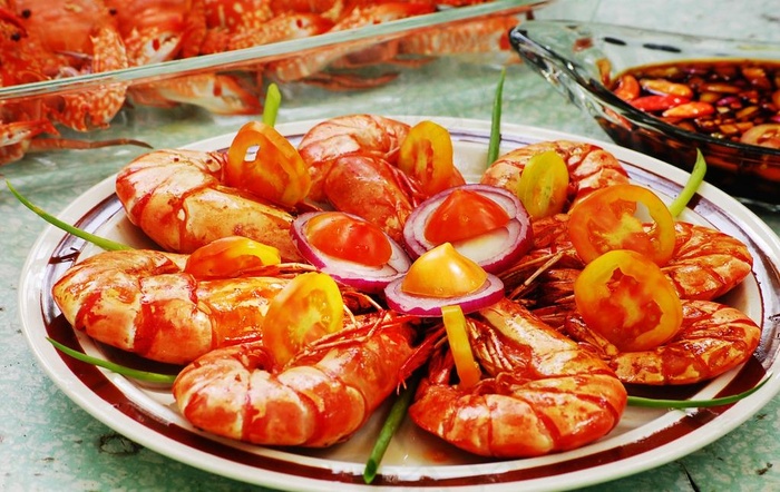 餐桌上的美味海鲜虾图片