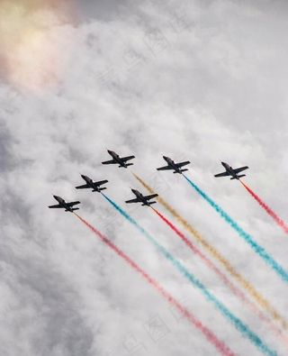 飞机在天空划过彩色轨迹视频循环