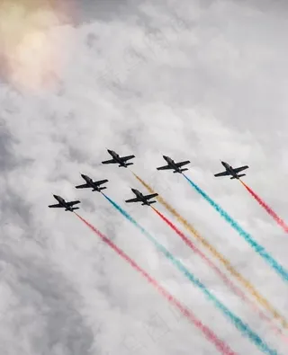 飞机在天空划过彩色轨迹视频循环