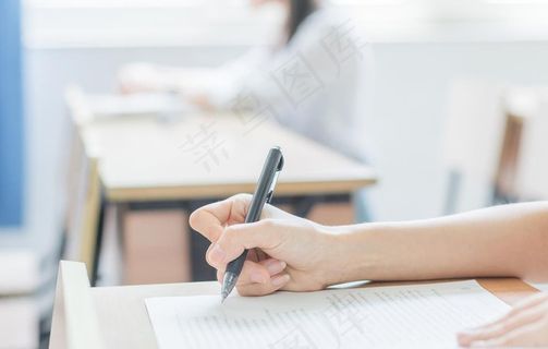 教室学习写作业白色背景图片