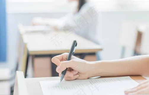 教室学习写作业白色背景图片