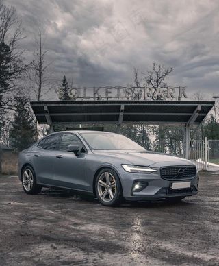 灰色调沃尔沃轿车图片