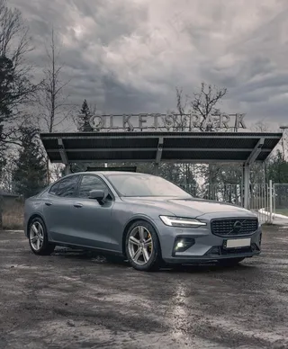 灰色调沃尔沃轿车图片